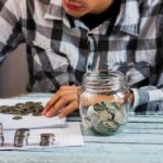 Perbedaan Frugal Living vs Pelit