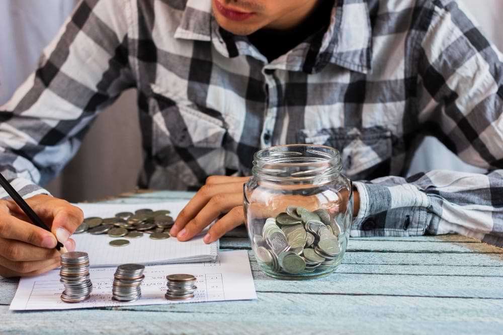 Perbedaan Frugal Living vs Pelit